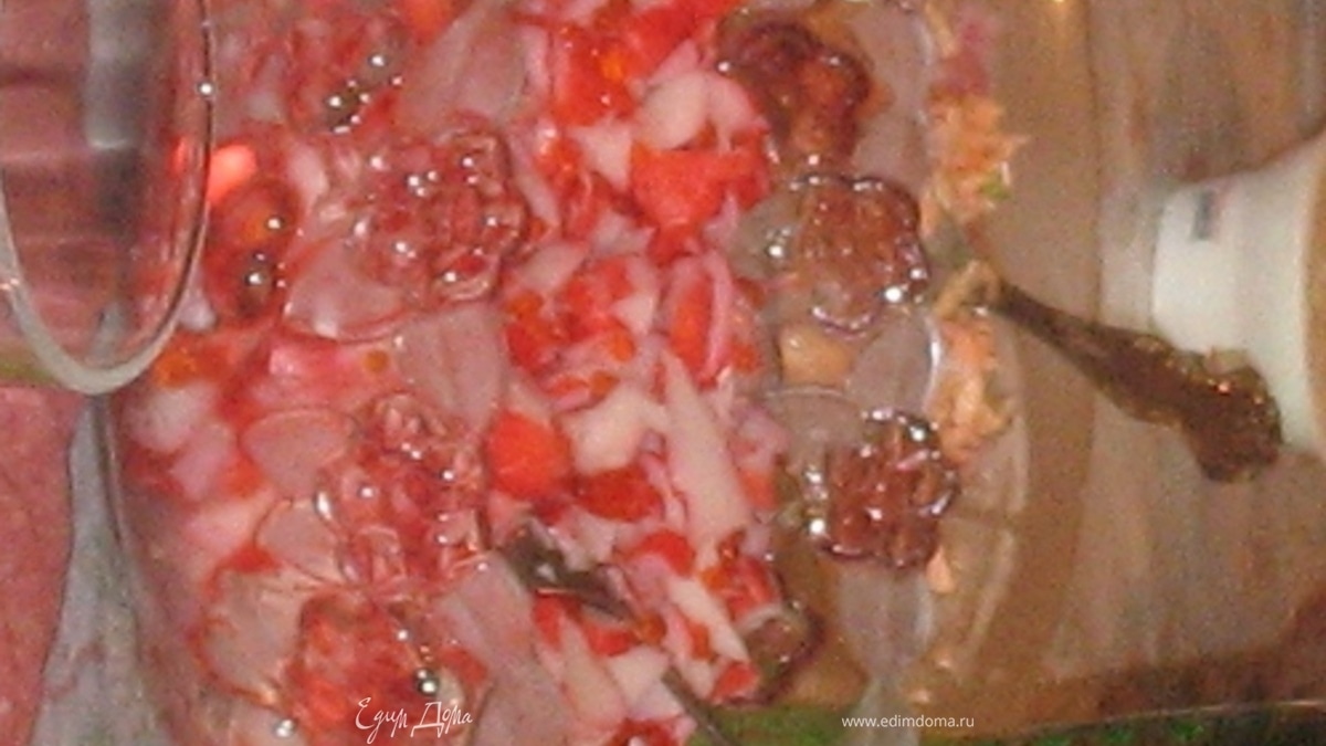 Салат с крабовым мясом, креветками и красной икрой.