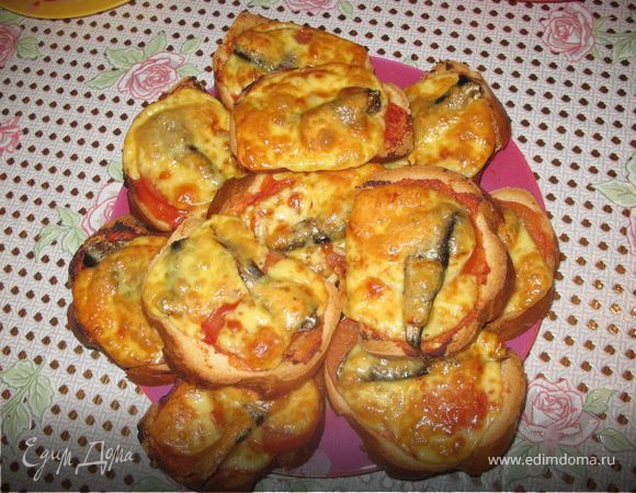 Горячие бутерброды со шпротами, помидором и сыром. Горячие бутерброды со шпротами, помидором и сыром.