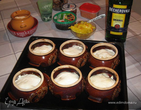 Свинина с грибами и драниками в сметане, запеченая в горшочках.