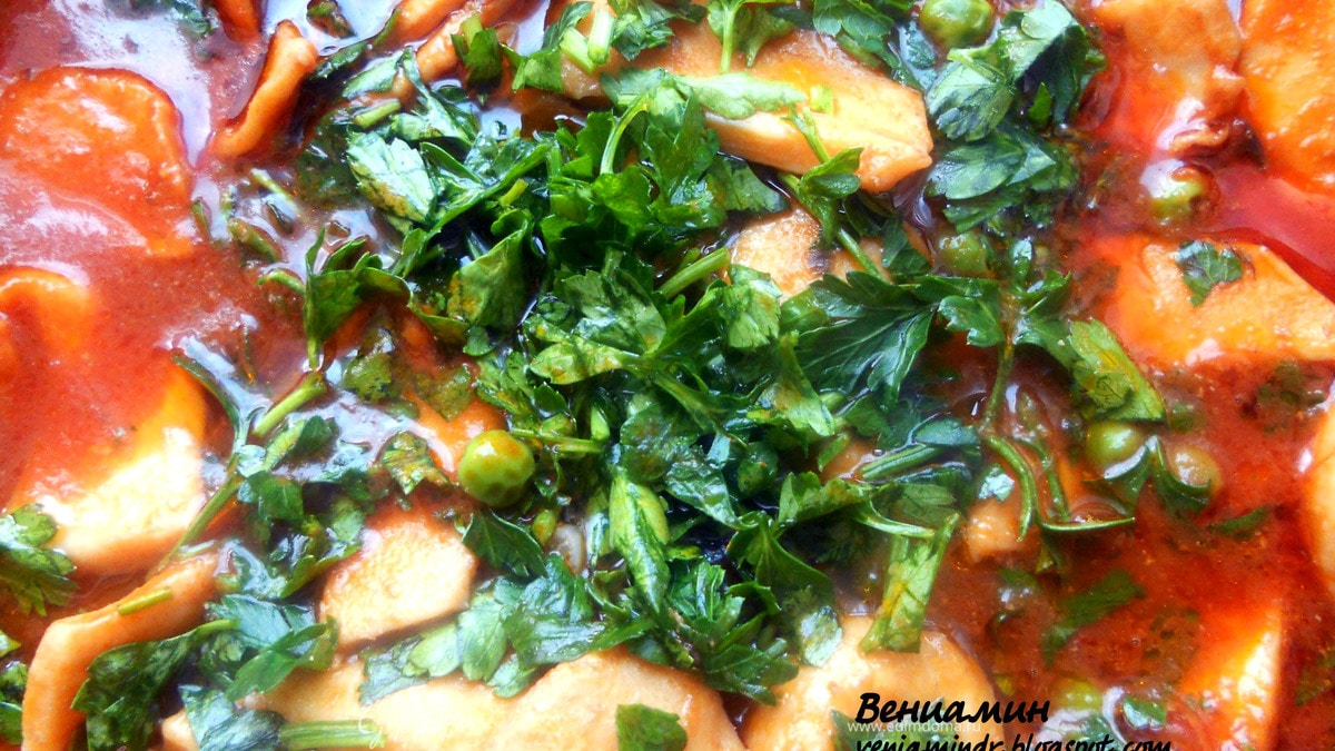 Кальмары с вином, томатами и зеленым горошком