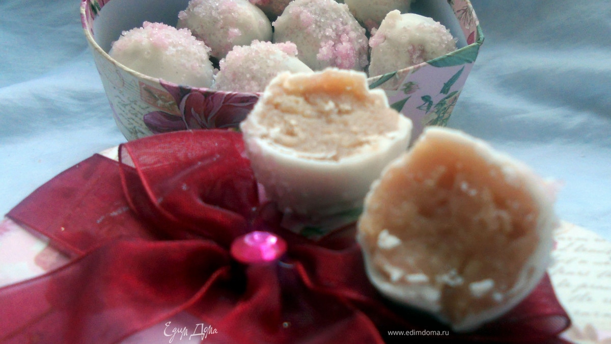 Розовые марципановые конфеты