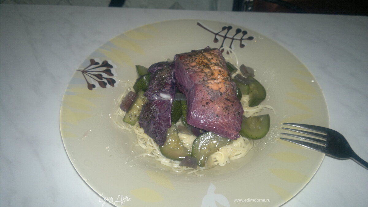 Паста с фиолетовой рыбой, цукини и луком