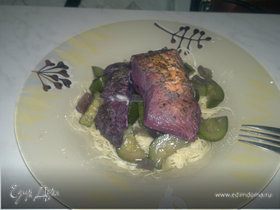 Паста с фиолетовой рыбой, цукини и луком