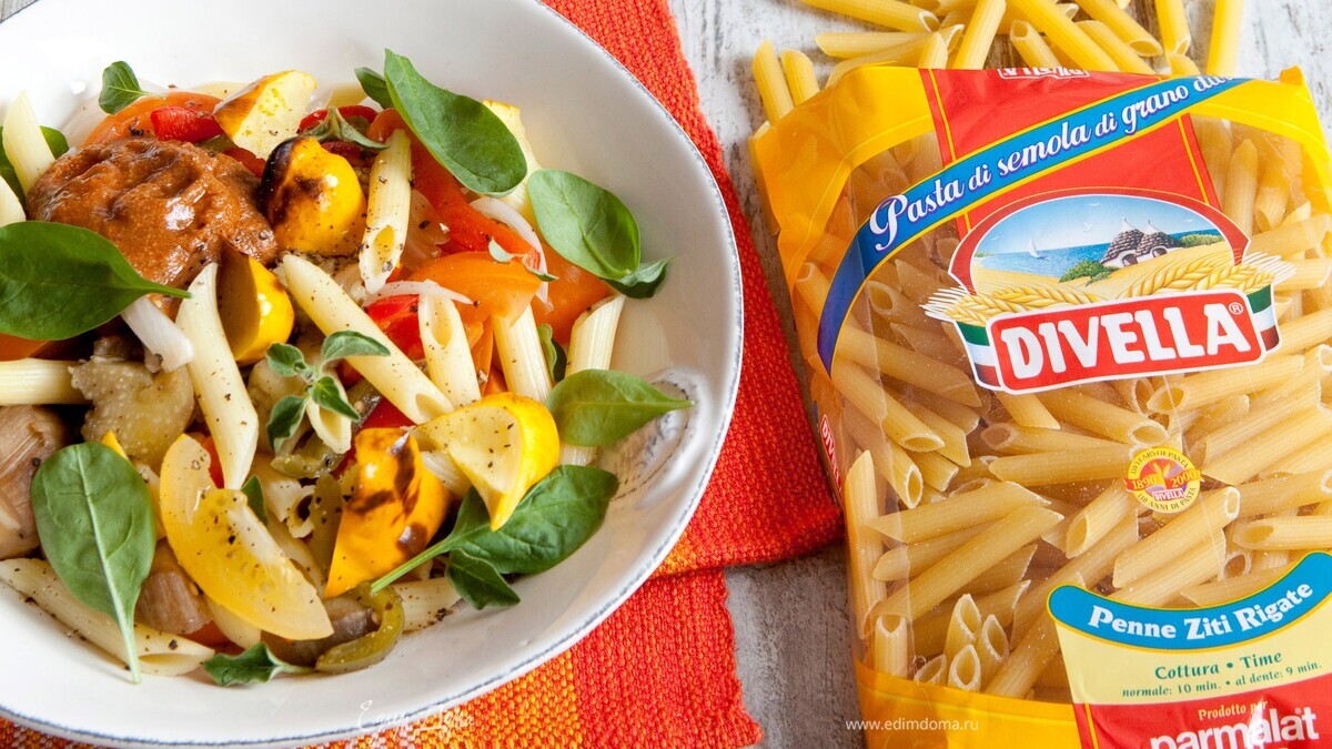 Теплый салат с пенне и запеченными овощами