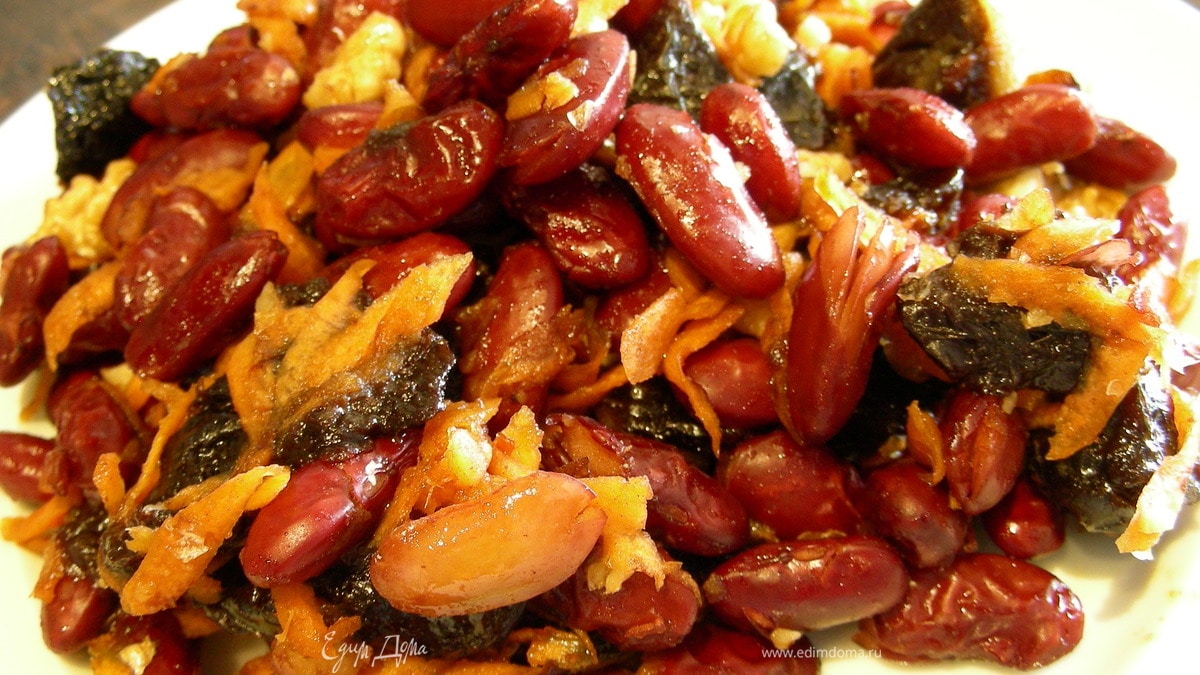 Фасоль с морковью, черносливом и грецкими орехами
