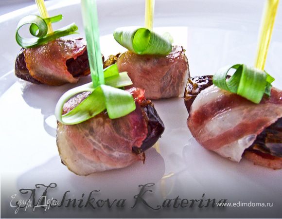 Финики с миндалем и беконом Финики с миндалем и беконом