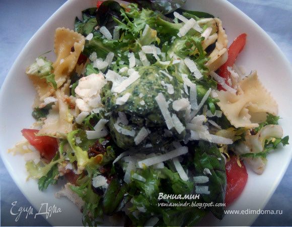 Cалат с пастой, моцареллой и сорбе из песто