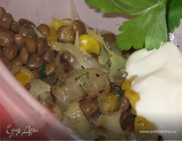 Тёплая закуска из чечевицы с карамелизованным лучком и кукурузой.