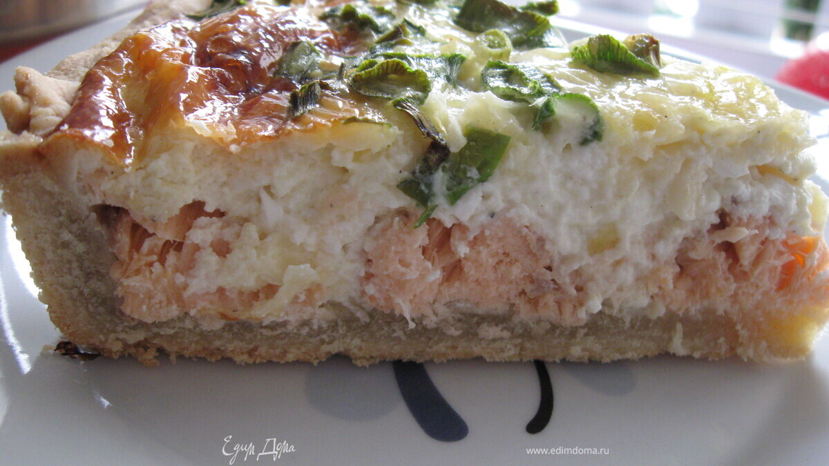 Пирог с лососем и сыром