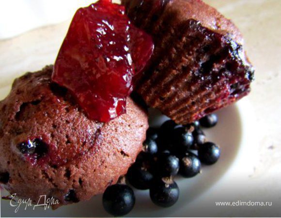 Шоколадные маффины с черной смородиной