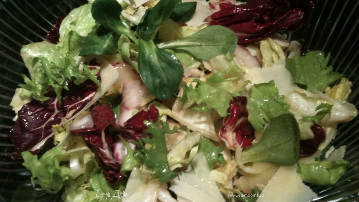 Салат с крымским луком и Пармезаном