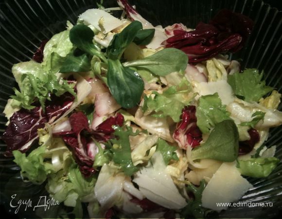 Салат с крымским луком и Пармезаном