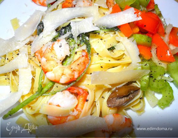 Паста с креветками, шалфеем и салатом из сельдерея и перцев Паста с креветками, шалфеем и салатом из сельдерея и перцев