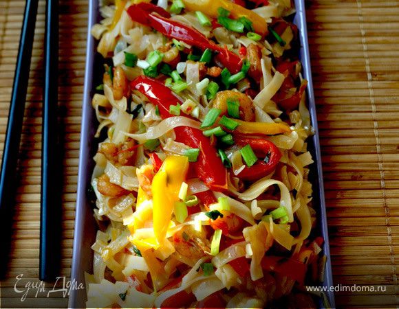 Рисовая лапша с креветками и овощами Рисовая лапша с креветками и овощами