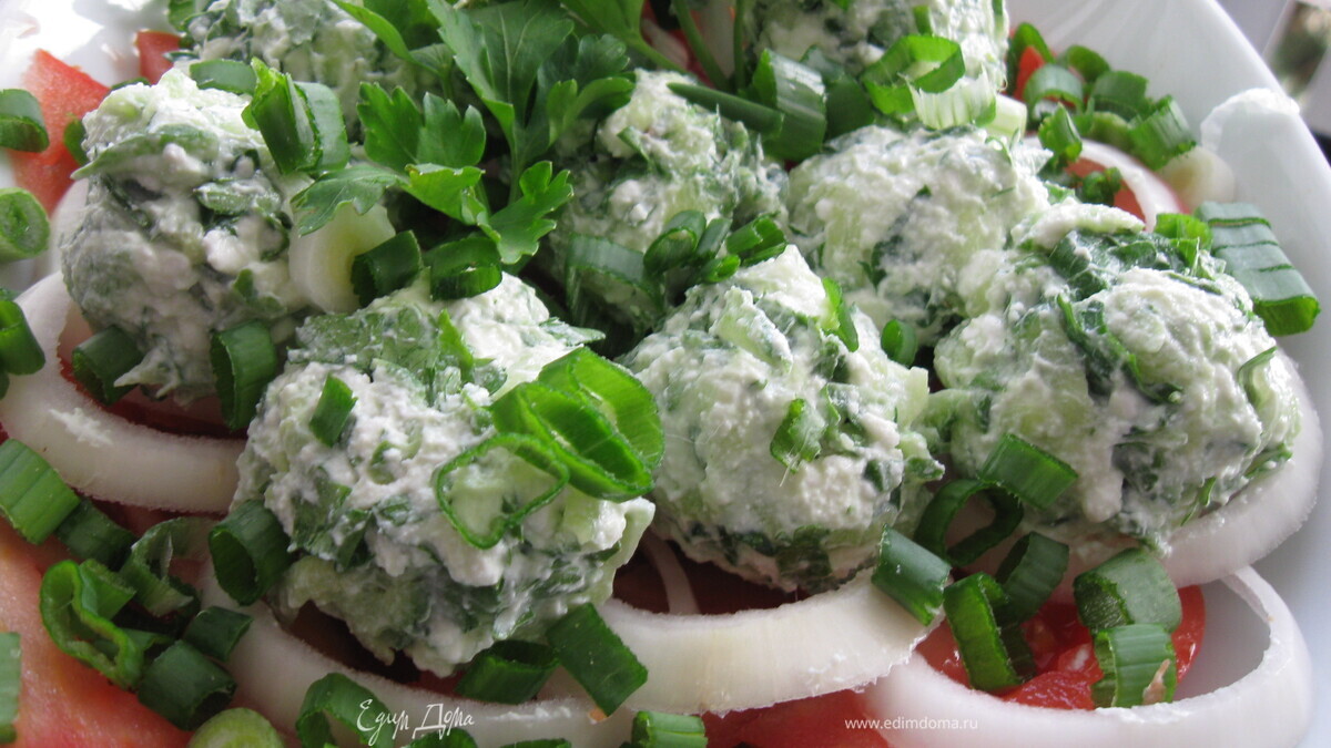 Салат из помидоров с огуречно-брынзовыми шариками