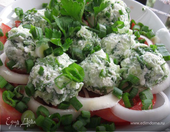 Салат из помидоров с огуречно-брынзовыми шариками Салат из помидоров с огуречно-брынзовыми шариками
