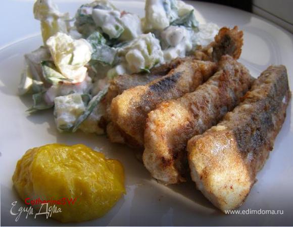 Сельдь в ржаной панировке с картофельным салатом и соусом "Равигот"