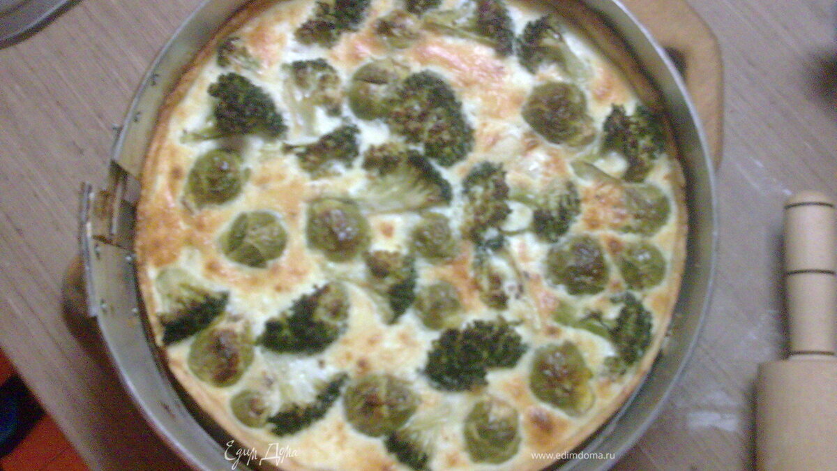 Пирог с брокколи и брюссельской капустой