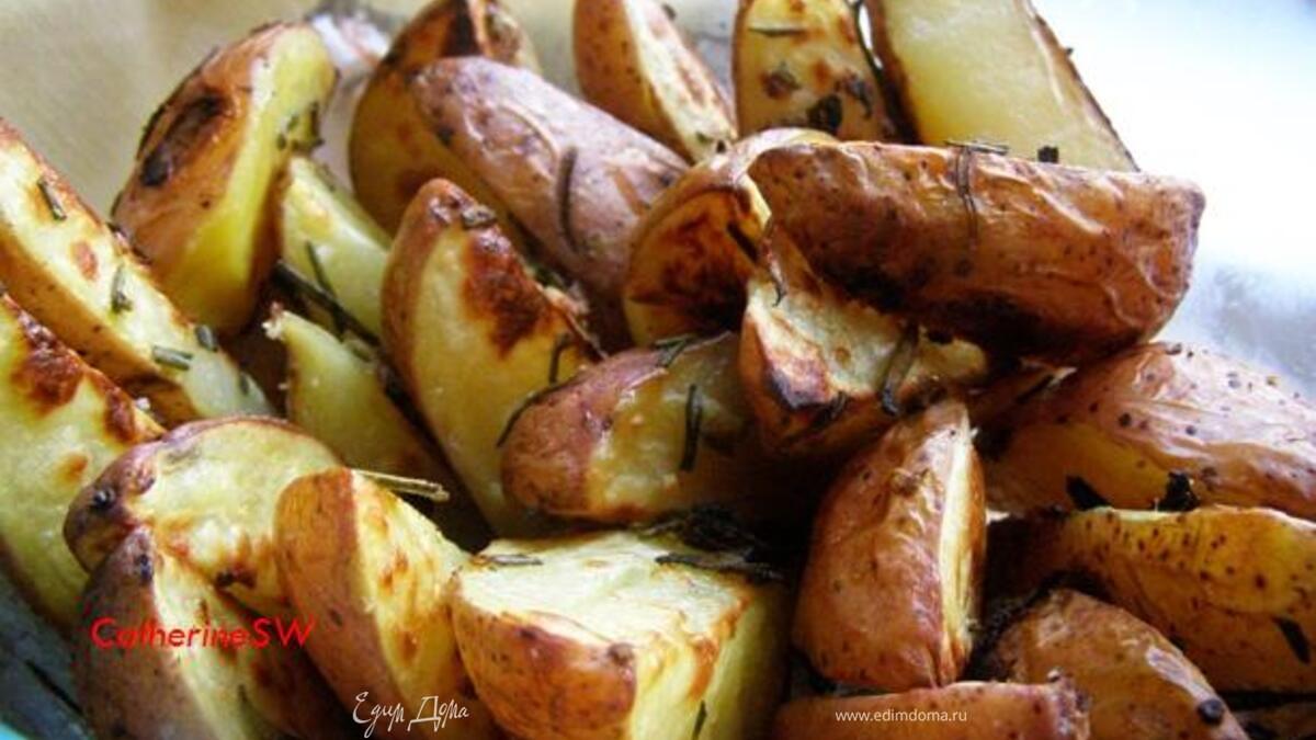 Ароматный картофель, запеченный с розмарином и чесноком