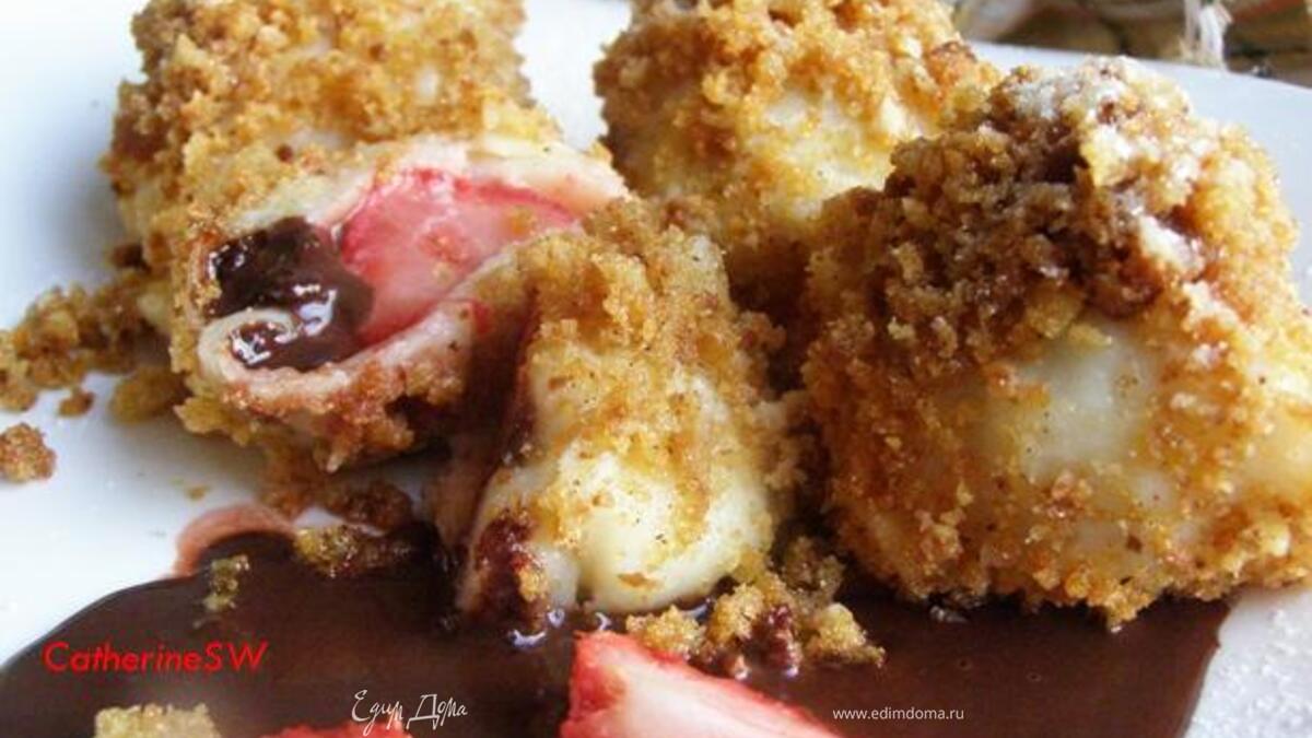 Заварные клецки с клубникой и шоколадным соусом