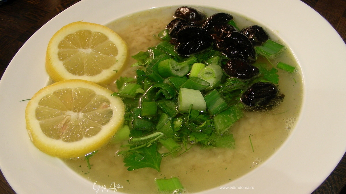 Легкий греческий суп с рисом, маслинами и зеленью