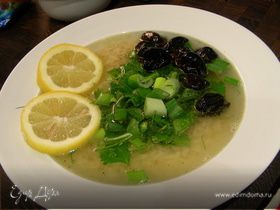 Легкий греческий суп с рисом, маслинами и зеленью