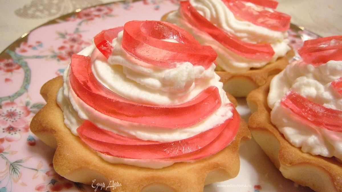 Корзиночки с взбитыми сливками и мармеладом