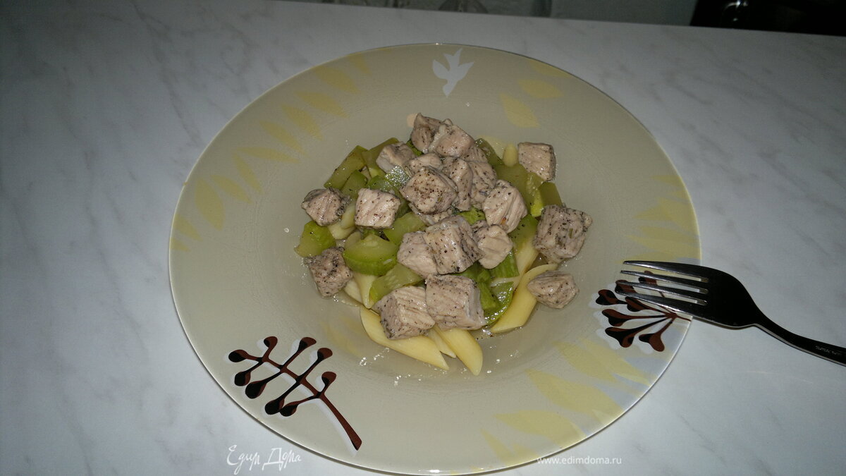 Паста со свининой и кабачком в травах