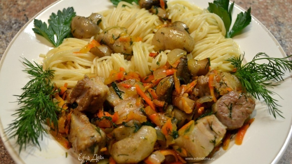 Спагетти со свининой и свежими шампиньонами