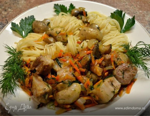 Спагетти со свининой и свежими шампиньонами