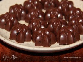 Шоколадные конфеты с фундуком, черносливом, медом и ликером
