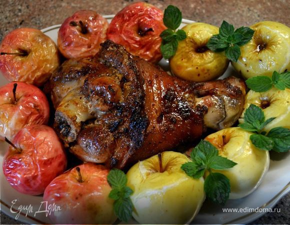 Рулька с яблоками