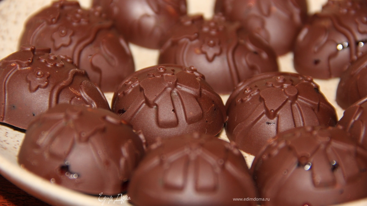 Шоколадные конфеты с курагой и вишневым джемом