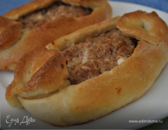 Пиде (Турецкая пицца) с фаршем, фетой и помидорами Пиде (Турецкая пицца) с фаршем, фетой и помидорами