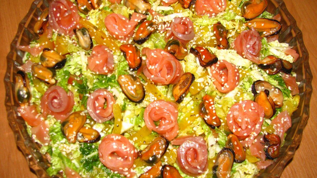 Легкий красивый салат с мидиями и форелью