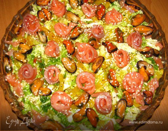 Легкий красивый салат с мидиями и форелью