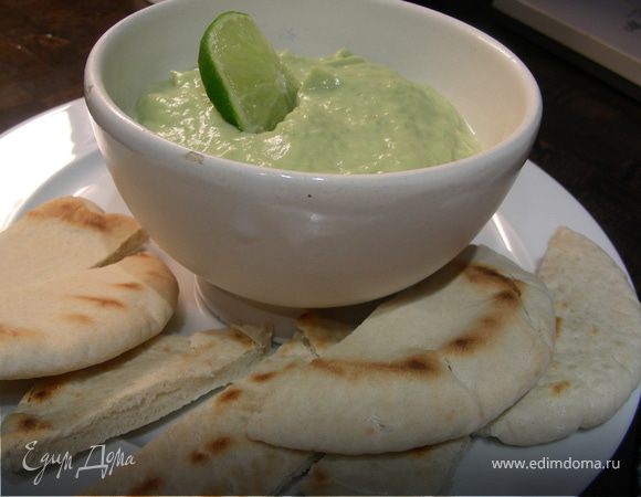 Легкий дип из авокадо и огурца