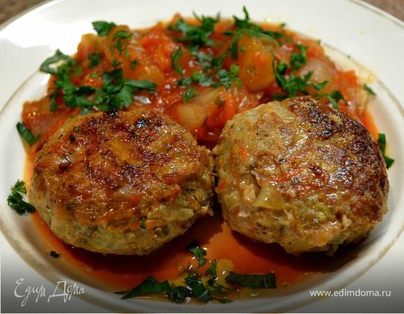 Котлетки с овощным рагу.