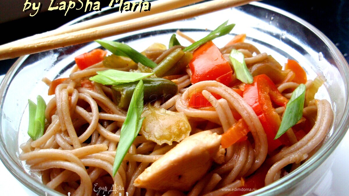 Гречневая лапша соба с курицей и овощами