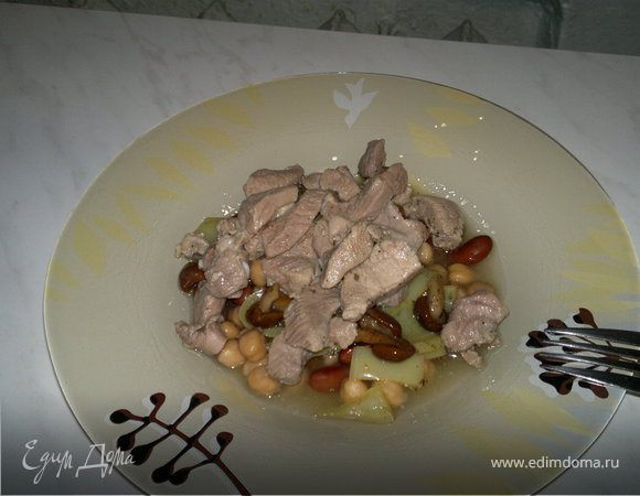 Фасолево - нутовая похлебка с перцем и грибами и с бедром индейки в чесноке и розмарине