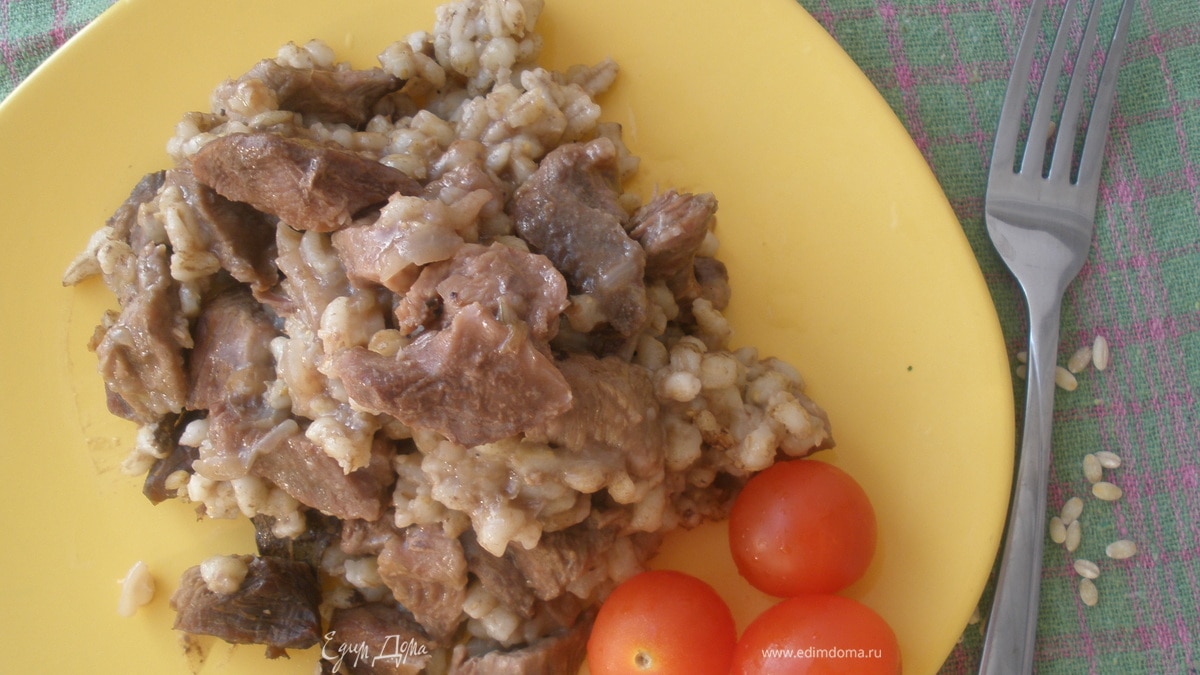 Говядина с перловкой в горшочках