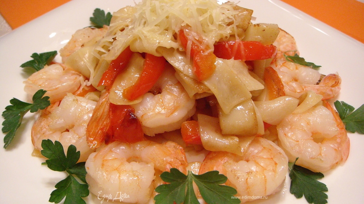 Лапша паппарделле с креветками и сладким перцем