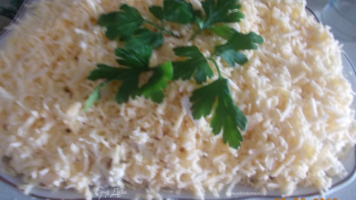 Сырный салат с белыми грибами и курицей