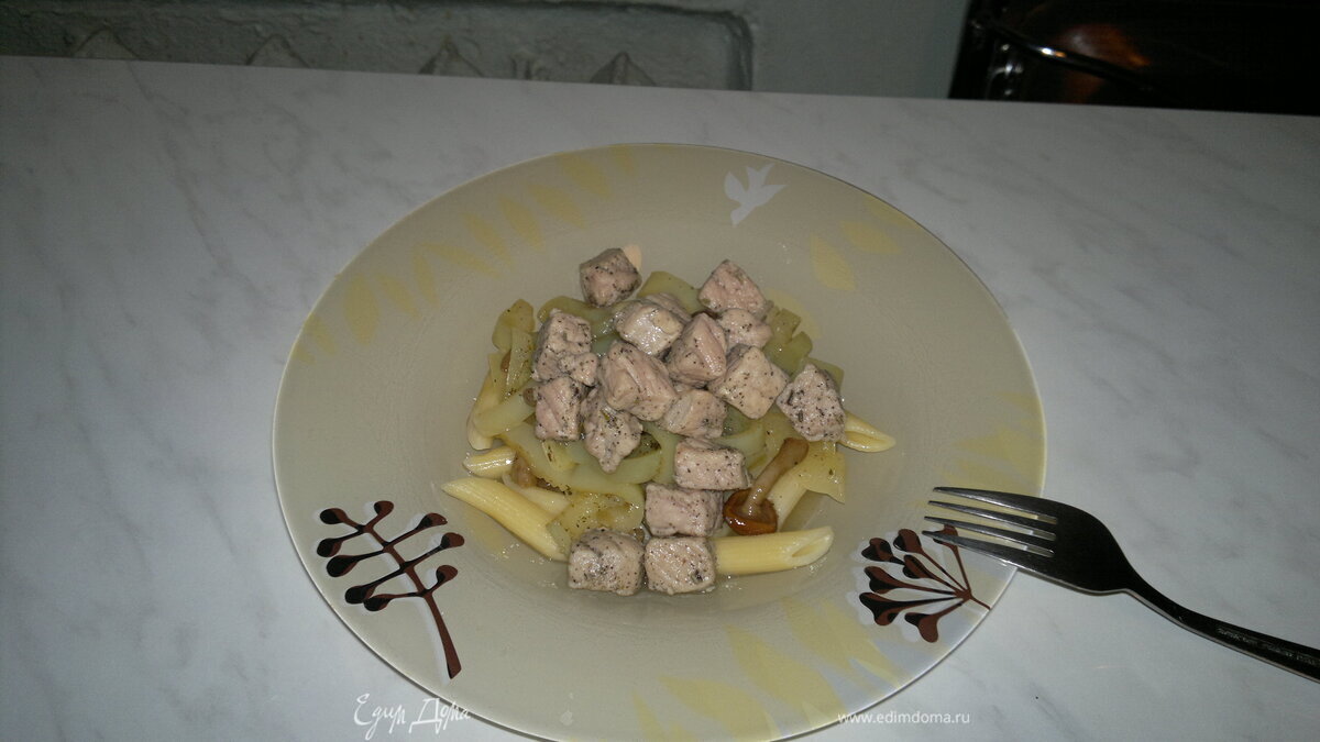 Паста с грунтовым перцем, грибами и свининой в травах