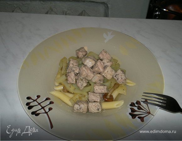Паста с грунтовым перцем, грибами и свининой в травах