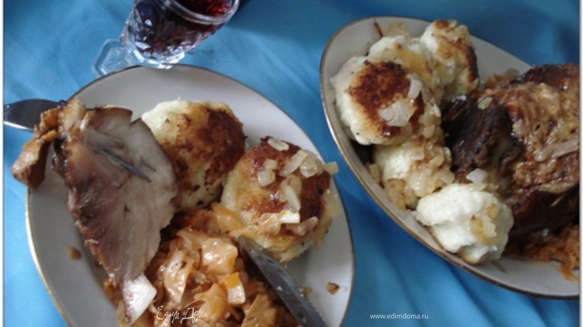 Запеченая рулька с картофельными клецками и тушеной капустой