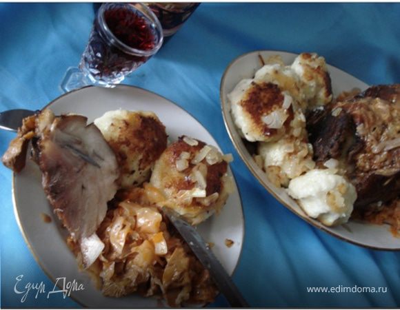 Запеченая рулька с картофельными клецками и тушеной капустой