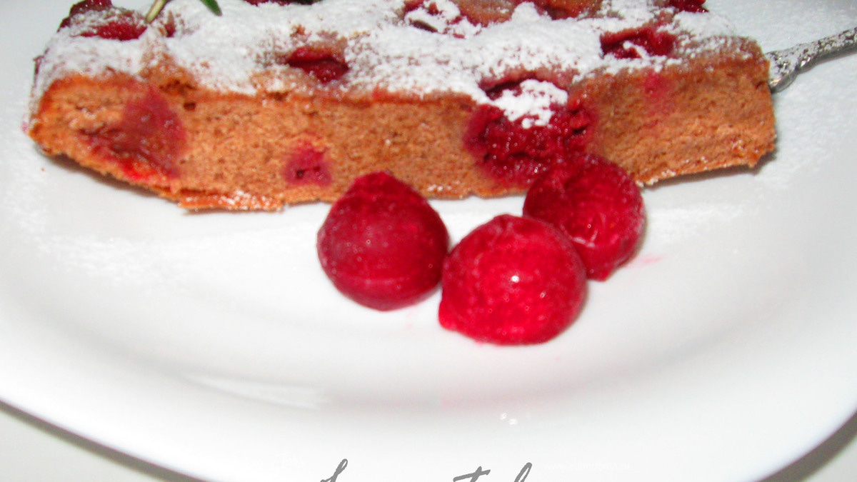 Пирог с вишней и шоколадом