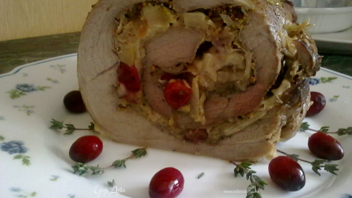 Рулет с квашеной капустой, яблоком и клюквой