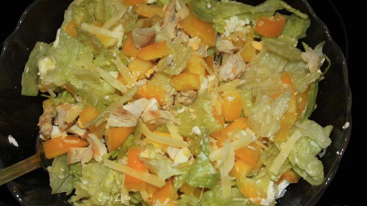 Салат с курицей, сладким перцем и сыром Филадельфия